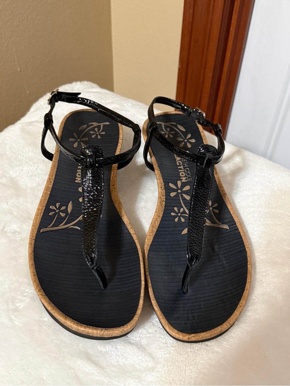 Kenneth Cole Black Patent T-Strap Toe-Post Sandals